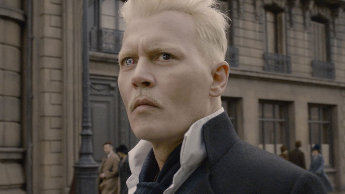 Copertina di Johnny Depp parla di Grindelwald (e dei suoi occhi) in una nuova intervista