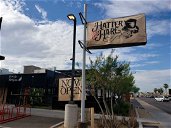 Copertina di Hatter and Hare: il bar a tema Alice nel Paese delle Meraviglie apre in Arizona
