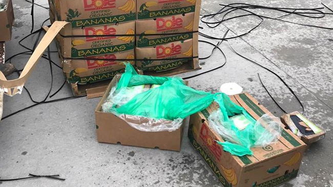 Copertina di Donano 45 casse di banane alla prigione (ma in realtà sono 540 pacchetti di cocaina)