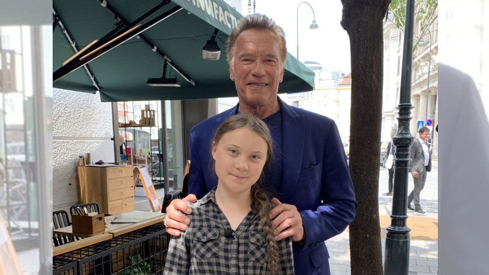 Copertina di Arnold Schwarzenegger: una Tesla Model 3 per aiutare Greta Thunberg nel tour eco-friendly in USA