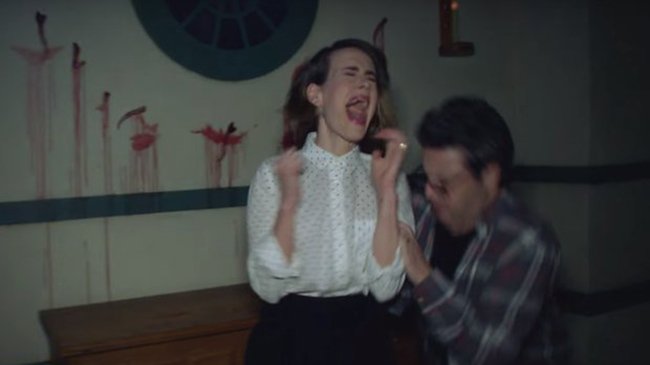 Copertina di Sarah Paulson entra nella casa di American Horror Story e si spaventa a morte