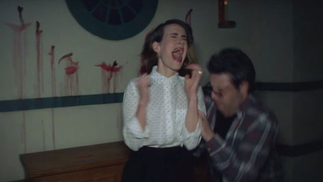 Copertina di Sarah Paulson entra nella casa di American Horror Story e si spaventa a morte