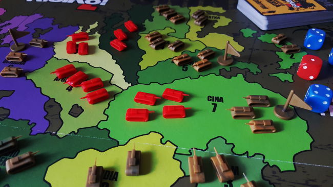 Copertina di La minaccia zombie invade il mondo in RisiKo! Z
