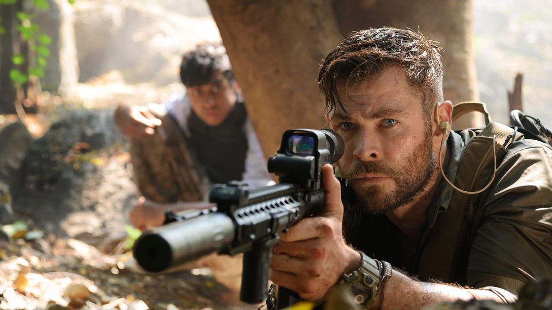 Copertina di Tyler Rake: Chris Hemsworth e le acrobazie sul set del film Netflix