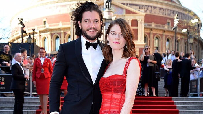 Copertina di Game of Thrones: Kit Harington e lo scherzo (con testa mozzata) a Rose Leslie