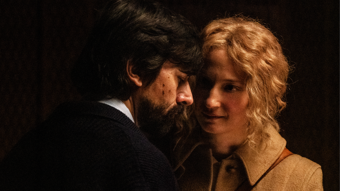 Copertina di Lacci, la recensione da Venezia 77: niente di più e niente di meno di quanto t'aspetti dal cinema italiano
