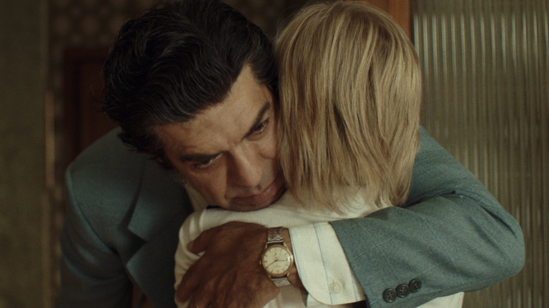 Copertina di Padrenostro intrappola Favino nel ruolo del padre martire: la recensione da Venezia 77