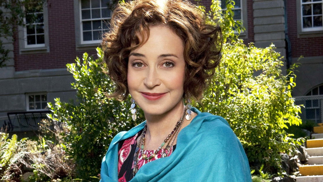 Copertina di Annie Potts nel cast di Young Sheldon, lo spin-off su Sheldon Cooper