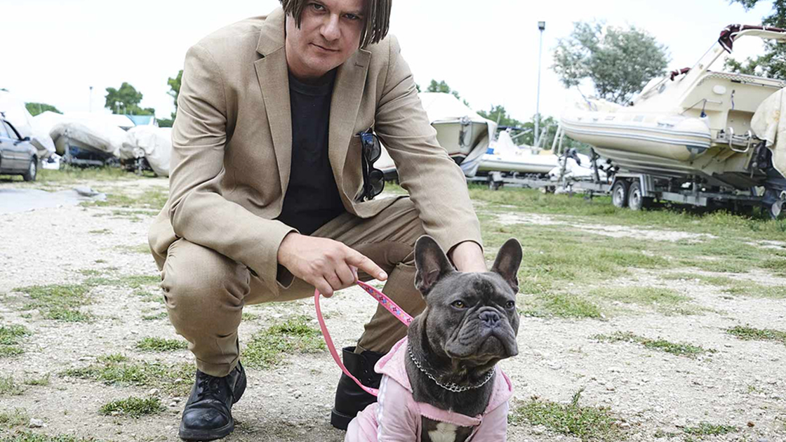 Copertina di Il colpo del cane: la trama (e il memorabile finale) di uno dei film italiani più sorprendenti del 2019