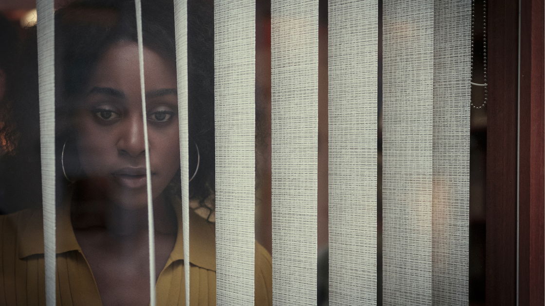 Copertina di Dietro i suoi occhi: cosa sappiamo della miniserie Netflix, basata sul romanzo thriller di Sarah Pinborough