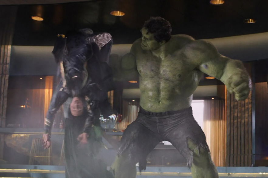 Copertina di 'Un dio gracile': dietro le quinte e curiosità della scena in cui Hulk picchia Loki