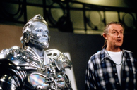 Copertina di È morto Joel Schumacher, il regista che ammantò Batman d'ironia camp