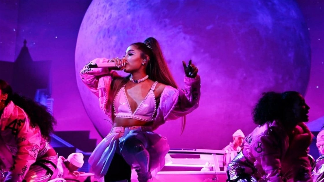Copertina di Excuse me, I love you: lo Sweetener Tour di Ariana Grande arriva su Netflix