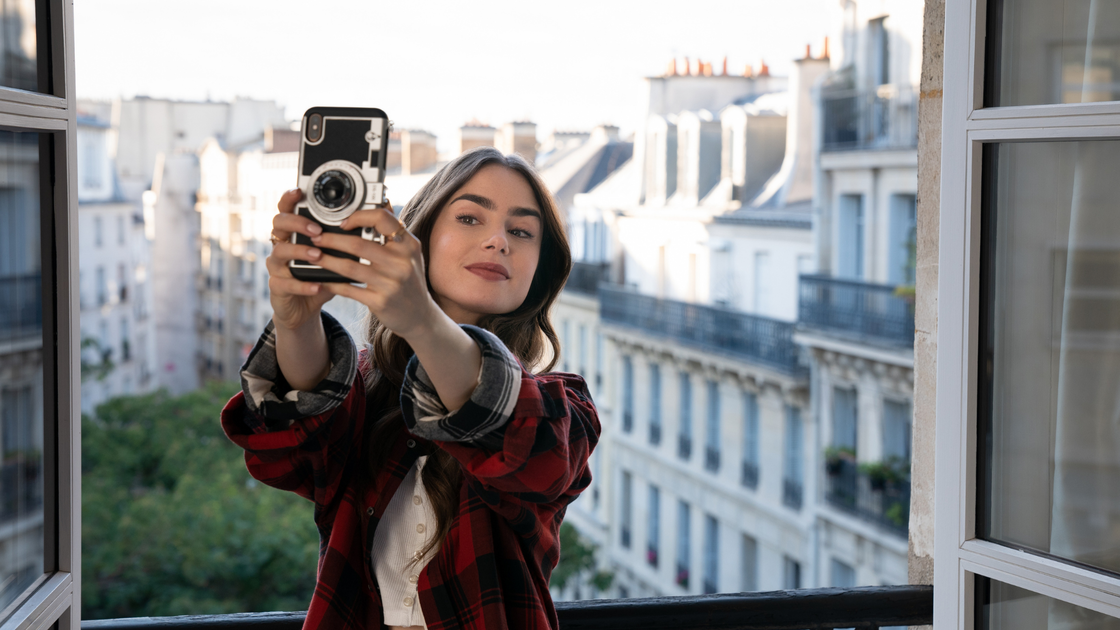 Copertina di Emily in Paris e Sex in the City: le "creature" di Darren Star a confronto