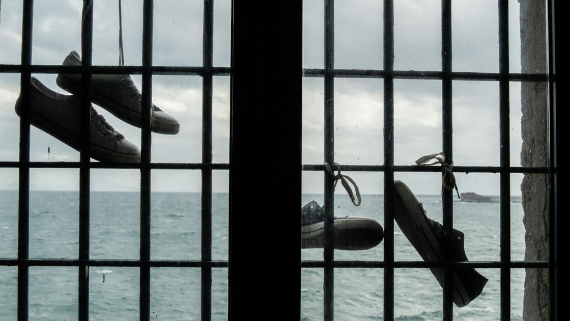 Copertina di Mare Fuori: gli attori della serie e i loro personaggi