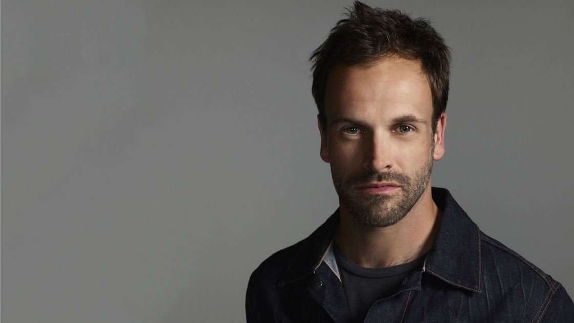 Copertina di Jonny Lee Miller: 5 curiosità sull'attore di Elementary