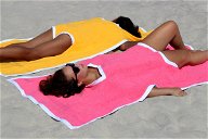 Copertina di L'estate 2019 ci porta il towelkini, il costume da bagno che fa anche da telo mare