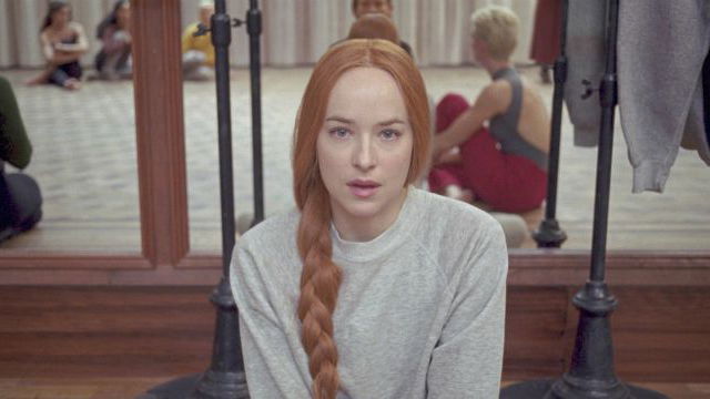 Copertina di Dakota Johnson nelle prime immagini ufficiali del remake di Suspiria