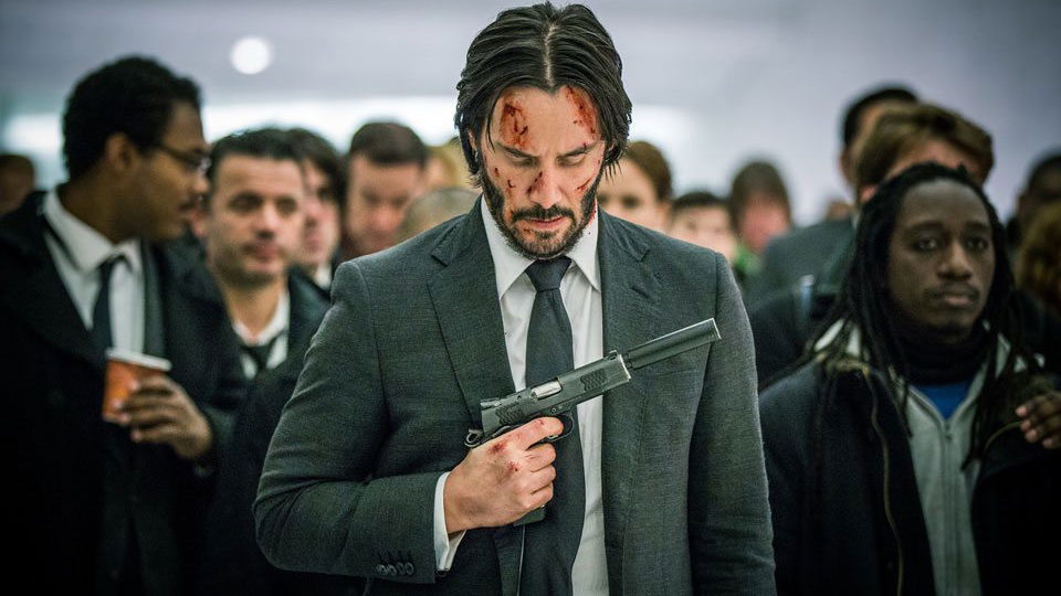 Copertina di John Wick 3: il cast completo del sequel include anche Halle Berry e Anjelica Huston