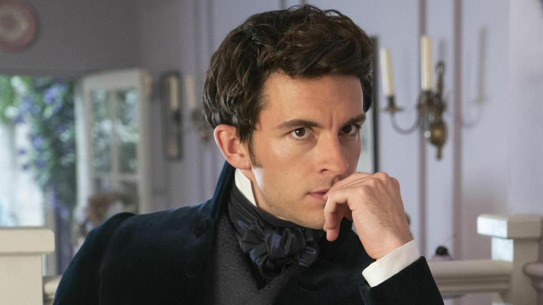 Copertina di Anthony di Bridgerton e Matt Bomer protagonisti di una serie a tema gay