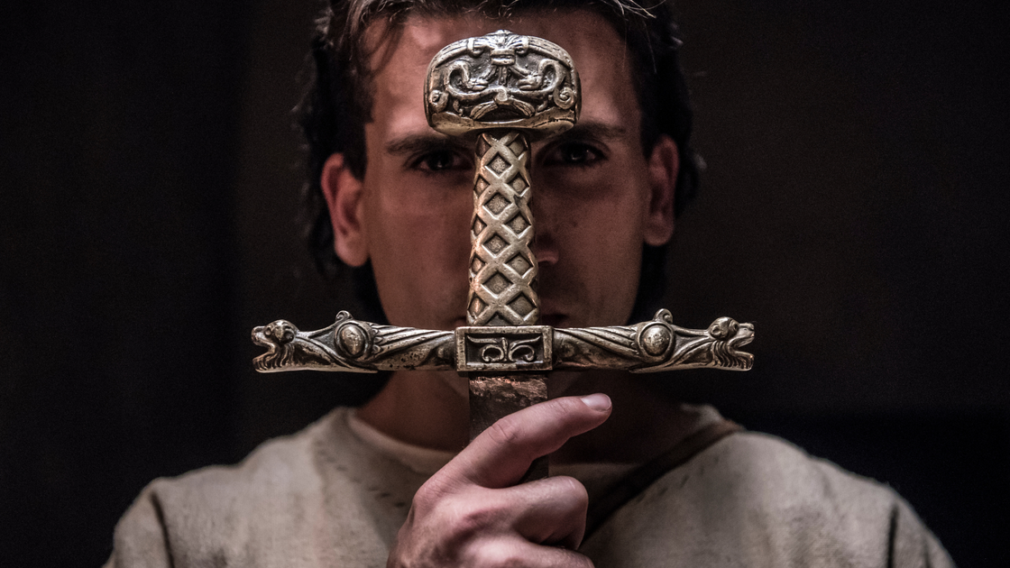 Cover av El Cid, Jaime Lorente fra The House of Paper Wields the Sword i den nye historiske Amazon-serien
