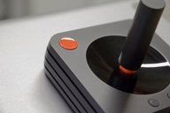 Copertina di Ataribox, il controller della retro-console è un tuffo nel passato