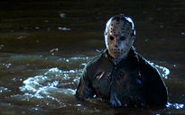 Copertina di Venerdì 13: la statua di Jason Voorhees in fondo a un lago