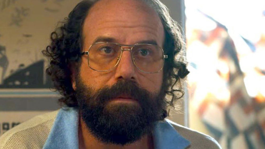 Copertina di Stranger Things 4, la teoria dei fan secondo cui Murray Bauman è "l'americano"