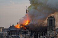 Copertina di Quasimodo abbraccia Notre Dame e il Teatro La Fenice ricorda che dalle ceneri si risorge
