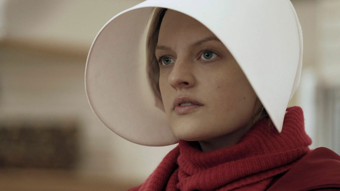 Copertina di Elisabeth Moss chiarisce i punti oscuri sul rapporto tra Scientology e The Handmaid's Tale