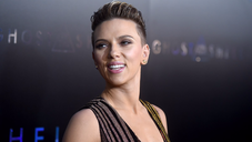 Copertina di Scarlett Johansson svela il numero di supereroi in Infinity War (e la sua passione per le ali di pollo)