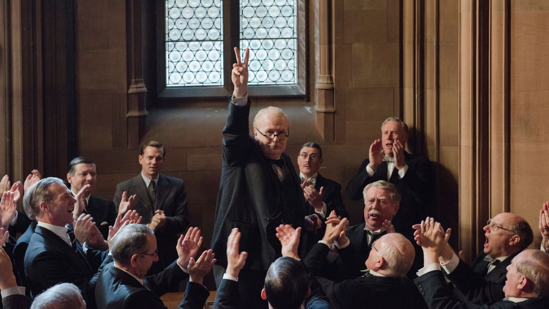 Copertina di L'Ora più Buia, la recensione del film con Gary Oldman