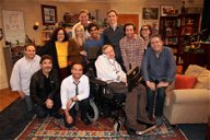 Copertina di Il cast di The Big Bang Theory saluta Stephen Hawking