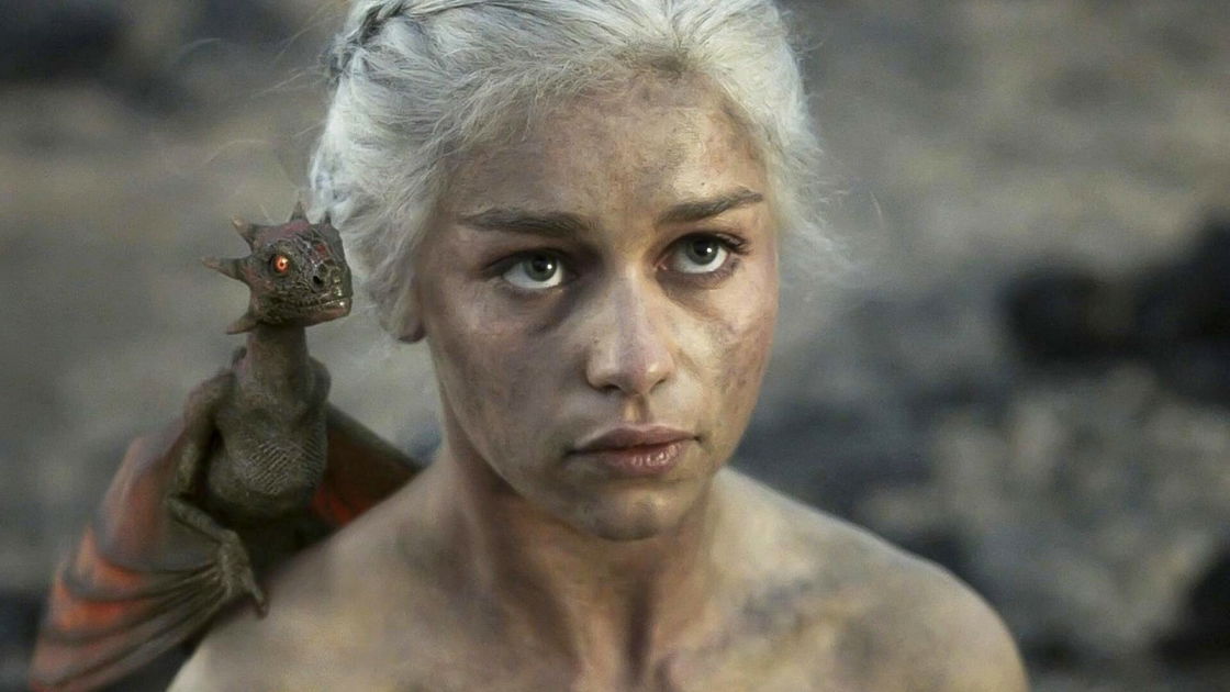 Copertina di Emilia Clarke rifiutò 50 Sfumature per via delle reazioni alle scene di nudo in Game of Thrones