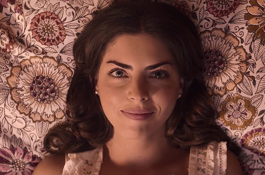 Copertina di La Casa de las Flores dice addio agli spettatori con la terza stagione: ecco l'irriverente trailer finale