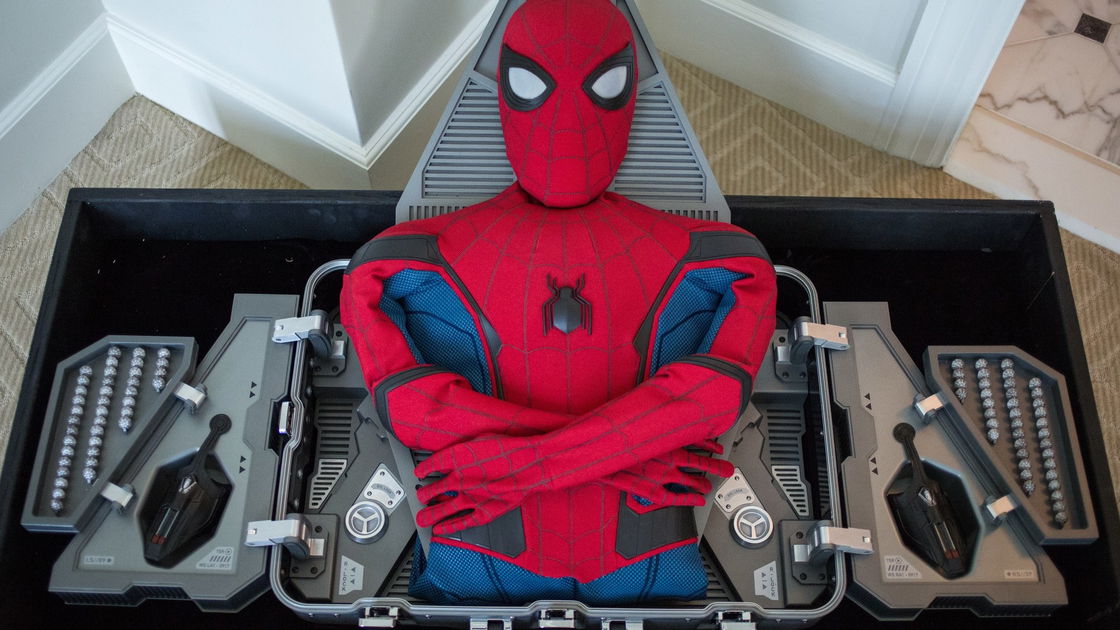 Copertina di Tom Holland ruba oggetti di scena dai set dei film Marvel