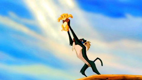 Copertina di Il Re Leone: la scena-culto della presentazione di Simba catturata da una fotografa