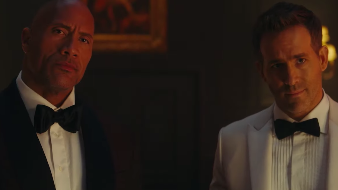 Copertina di Red Notice: è online lo spettacolare Trailer del film Netflix con The Rock, Ryan Reynolds e Gal Gadot
