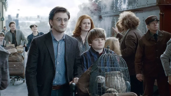 Copertina di J.K. Rowling smentisce i rumor su una trilogia di film per Harry Potter e la Maledizione dell'Erede