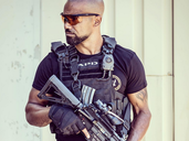 Copertina di Shemar Moore è pronto all'azione sul set di SWAT