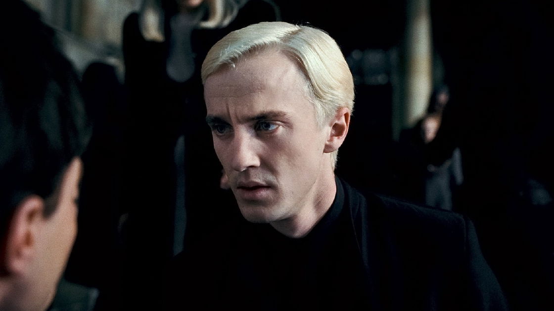 Copertina di Guida per babysitter a caccia di mostri: l'incredibile trasformazione di Tom Felton per il film Netflix