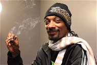 Copertina di Snoop Dogg fuma marijuana in diretta su Twitch, e scoppia la polemica