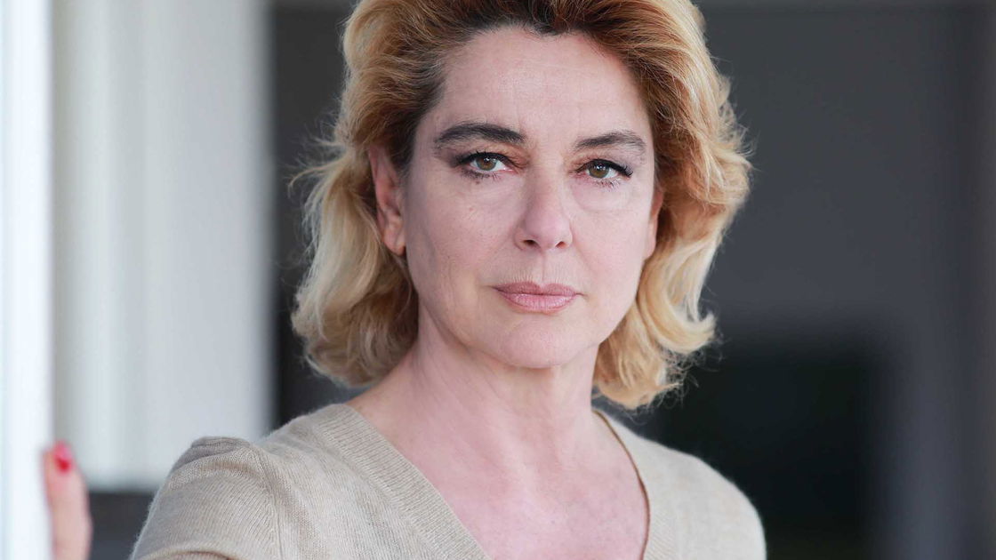 Copertina di Chi è Monica Guerritore e cosa aspettarsi dalla sua partecipazione a Sanremo