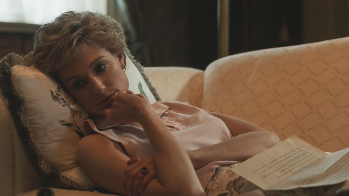 Copertina di The Crown 5, Elizabeth Debicki e Dominic West sono i "nuovi" Diana e Carlo: le novità sulla quinta stagione