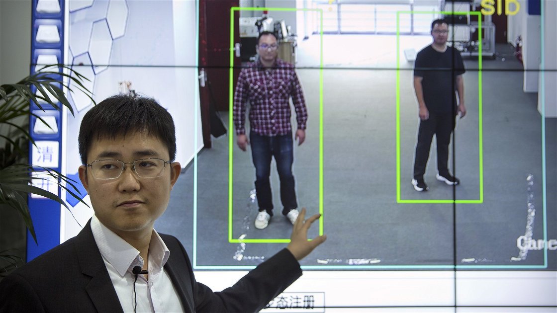 Copertina di Cina, la tecnologia che identifica le persone da come camminano