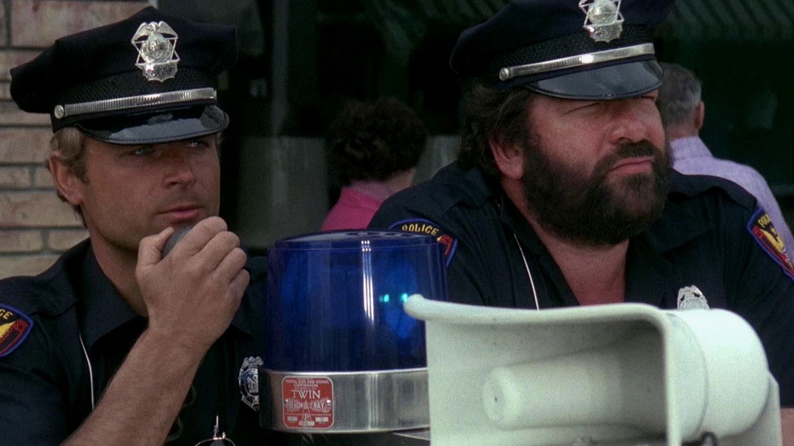 Copertina di I due superpiedi quasi piatti: dal cast alla sigla, tutto sul film con Bud Spencer e Terence Hill