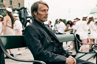 Copertina di Un altro giro, il trailer del film con Mads Mikkelsen: e se da ubriachi fossimo più felici?