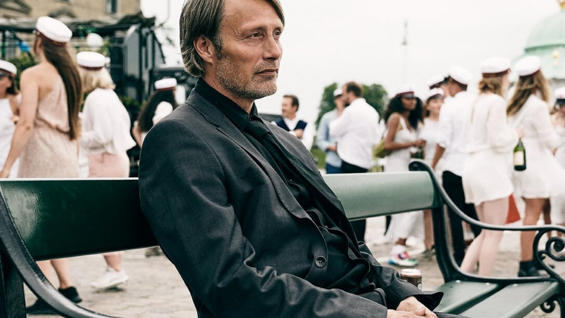 Copertina di Un altro giro, il trailer del film con Mads Mikkelsen: e se da ubriachi fossimo più felici?