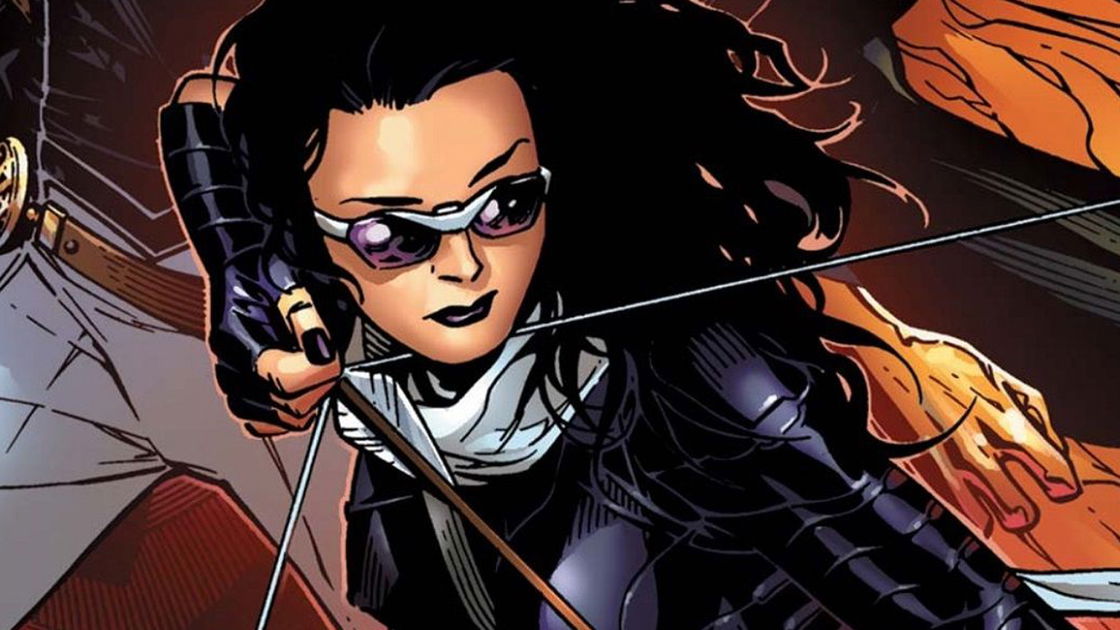Copertina di Hailee Steinfeld è Kate Bishop sul set di Hawkeye (con il cane Lucky)