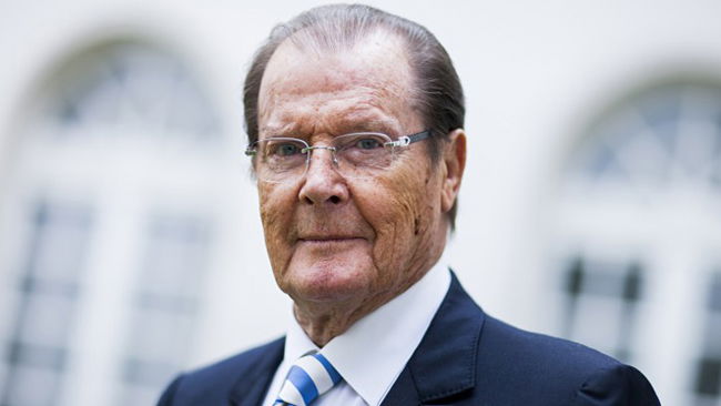 Copertina di Sir Roger Moore è morto a 89 anni: addio al sette volte James Bond